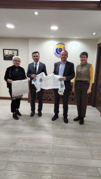 Kdz. Ereğli Halk Eğitim Merkezi Müdürü Metin Bozkurt ve beraberindeki heyet oda Başkanımız Arslan Keleş'i ziyaret ederek, hediye takdiminde bulundu